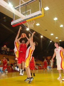 PILAR. Lagraña, a pesar de dar ventaja en centimetros, se agiganta cerca del cesto.