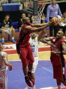 Espinoza defendiendo