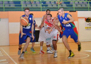 GermÃ¡n Frencia disputa la pelota con Sergio ZacarÃ-as